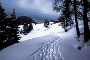 sporen door sneeuw en wolken foto