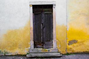 deur met oude gele muur