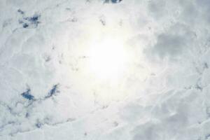 natuurlijk achtergrond met blauw lucht en wit wolken. foto