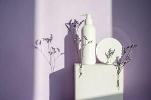 potten van schoonheidsmiddelen Aan een Purper achtergrond met lavendel. foto