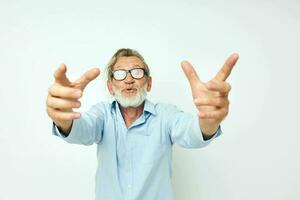 foto van gepensioneerd oud Mens levensstijl poseren hand- gebaar geïsoleerd achtergrond