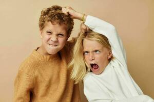 jongen en meisje staand De volgende naar poseren emoties levensstijl ongewijzigd foto