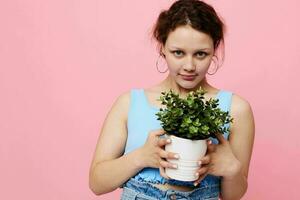 grappig meisje bloem in wit pot poseren emotie geïsoleerd achtergronden ongewijzigd foto