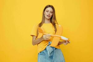 jong vrouw in gewoontjes kleren, een vliegtuig in zijn handen geïsoleerd achtergrond foto