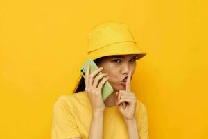 charmant jong Aziatisch vrouw Holding een telefoon poseren levensstijl technologie studio model- ongewijzigd foto