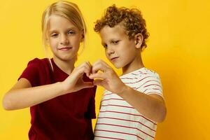 schattig peuter- kinderen gewoontjes slijtage spellen pret samen geïsoleerd achtergrond foto