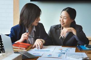 zakenvrouwen bespreken en wisselen ideeën uit tijdens het werk