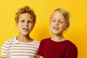 afbeelding van positief jongen en meisje gewoontjes slijtage spellen pret samen geïsoleerd achtergrond foto