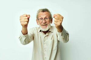 foto van gepensioneerd oud Mens draagt bril in overhemden ongewijzigd