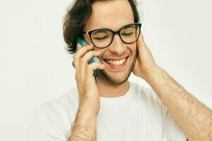 vrolijk Mens pratend Aan de telefoon technologieën geïsoleerd achtergrond foto