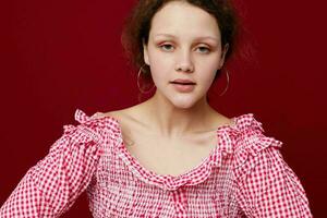 vrouw in roze blouse poseren emotie gebaar met handen foto