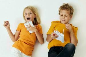 klein kinderen emoties tekening samen kladblok en potloden geïsoleerd achtergrond ongewijzigd foto