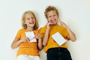 twee blij kinderen emoties tekening samen kladblok en potloden kinderjaren levensstijl ongewijzigd foto