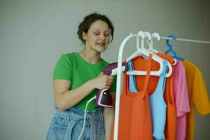 grappig meisje garderobe kleurrijk kleren jeugd stijl geïsoleerd achtergronden ongewijzigd foto