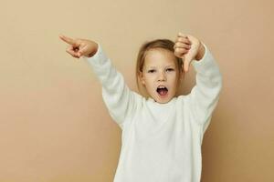 portret van gelukkig glimlachen kind meisje vreugde poseren emoties mode kinderjaren ongewijzigd foto