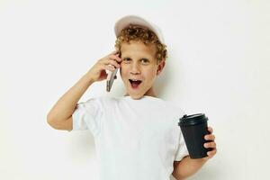 schattig jongen wat soort van drinken is de telefoon in hand- communicatie licht achtergrond ongewijzigd foto