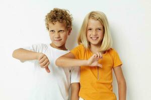 schattig peuter- kinderen gewoontjes kleren poseren emoties studio geïsoleerd achtergrond ongewijzigd foto