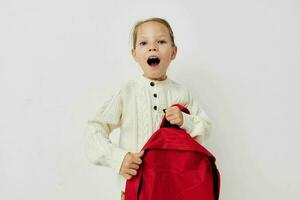 schattig meisje school- rugzak met een hoed Aan zijn hoofd levensstijl ongewijzigd foto