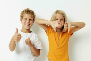 schattig peuter- kinderen gewoontjes kleren poseren emoties studio geïsoleerd achtergrond ongewijzigd foto