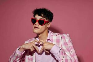 portret van een jong Mens zonnebril roze blazer mode elegant stijl geïsoleerd achtergrond ongewijzigd foto