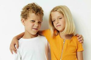 twee blij kinderen vriendschap samen poseren emoties levensstijl ongewijzigd foto