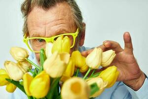 foto van gepensioneerd oud Mens geel boeket van bloemen poseren licht achtergrond