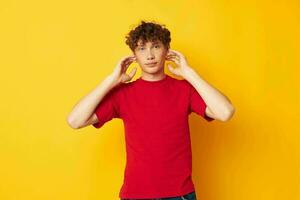 portret van een jong gekruld Mens in een rood t-shirt medisch masker bescherming monochroom schot foto