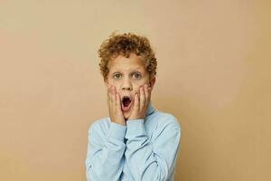 schattig weinig jongen kinderen stijl mode emoties geïsoleerd achtergrond foto