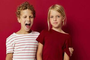 vrolijk kinderen glimlachen en poseren in gewoontjes kleren tegen geïsoleerd achtergrond ongewijzigd foto