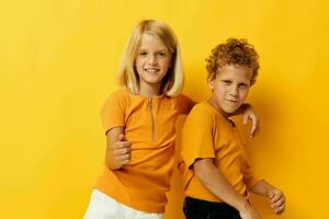 portret van schattig kinderen gewoontjes slijtage spellen pret samen poseren Aan gekleurde achtergrond foto