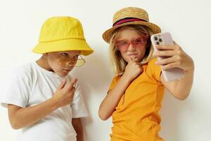 grappig kinderen poseren selfie met telefoon mode foto