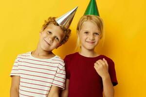 twee blij kinderen pret verjaardag vakantie emoties geïsoleerd achtergrond foto