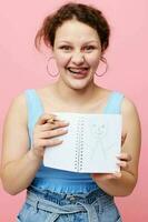 aantrekkelijk vrouw aan het leren met notitieboekje en pen detailopname ongewijzigd foto