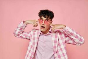 foto van romantisch jong vriendje roze plaid blazer mode modern stijl levensstijl ongewijzigd