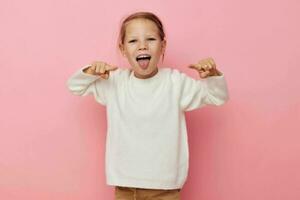 schattig meisje gebaar handen emoties grijns kinderjaren ongewijzigd foto