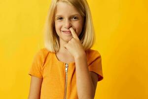 schattig weinig meisje met blond haar- gebaseerd kinderjaren geel achtergrond foto