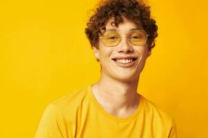 vent met rood gekruld haar- vervelend elegant bril geel t-shirt poseren geïsoleerd achtergrond ongewijzigd foto