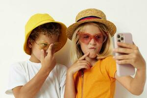 modieus jongen en meisje vervelend bril poseren telefoon vermaak foto