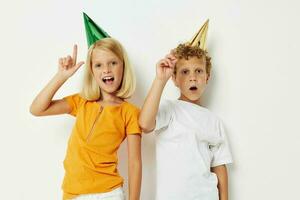 schattig peuter- kinderen in veelkleurig petten verjaardag vakantie emotie levensstijl ongewijzigd foto