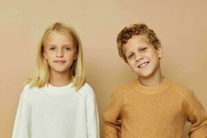 weinig jongen en meisje in truien samen pret kinderjaren ongewijzigd foto