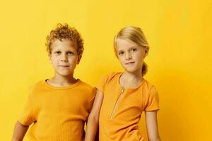 schattig elegant kinderen gewoontjes slijtage spellen pret samen poseren Aan gekleurde achtergrond ongewijzigd foto