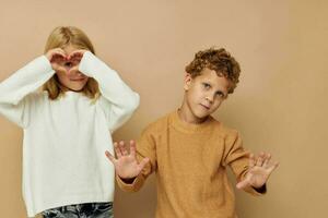 schattig elegant kinderen staand De volgende naar poseren emoties geïsoleerd achtergrond foto