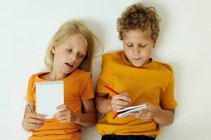 portret van schattig emoties tekening samen kladblok en potloden geïsoleerd achtergrond ongewijzigd foto