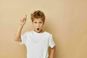 foto van jong jongen kinderen stijl mode emoties geïsoleerd achtergrond