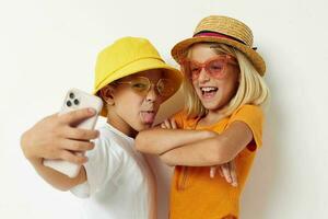 grappig kinderen poseren selfie met telefoon mode foto