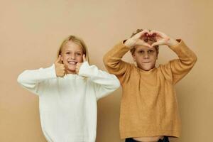 foto van twee kinderen staand De volgende naar poseren emoties geïsoleerd achtergrond