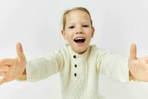 mooi jong meisje in een wit trui elegant kleren kinderjaren ongewijzigd foto