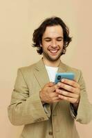 vrolijk Mens duurt een selfie klassiek stijl technologieën beige achtergrond foto