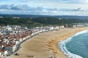 de stad van nazaré in Portugal, de symbool van surfen. kustlijn en visie van bovenstaand Aan de dorp. toerist plaats met groot golven. foto