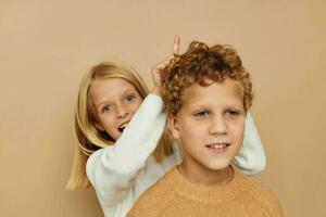 jongen en meisje knuffel vermaak poseren vriendschap geïsoleerd achtergrond foto